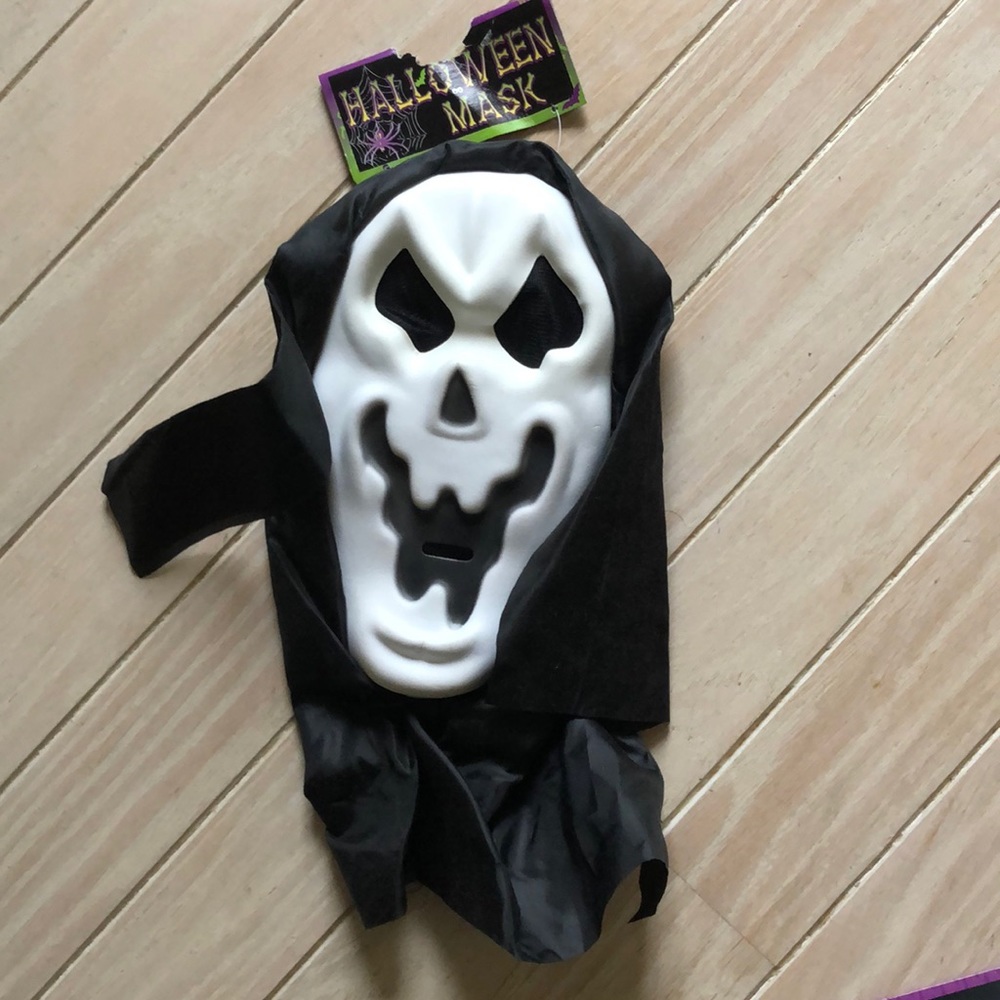 NWT SCREAM hooded halloween mask